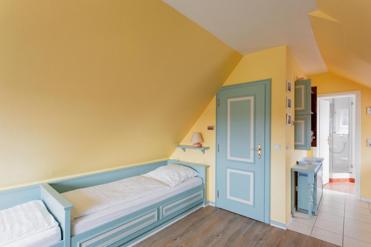 Priel-Hues Apartment List Bagian luar foto